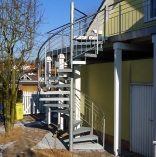 Aussenspindeltreppe mit Gitterroststufen an Haus